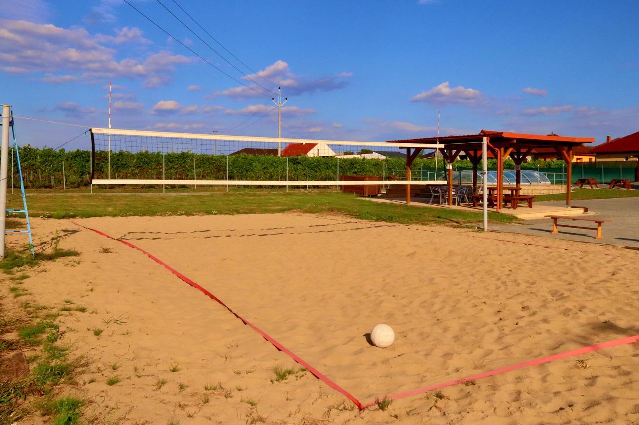 Penzion Kosik Tvrdonice Bagian luar foto